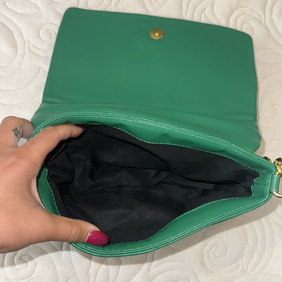 Green quilted shoulder bag with gold chain strap - Picture 3 of 3